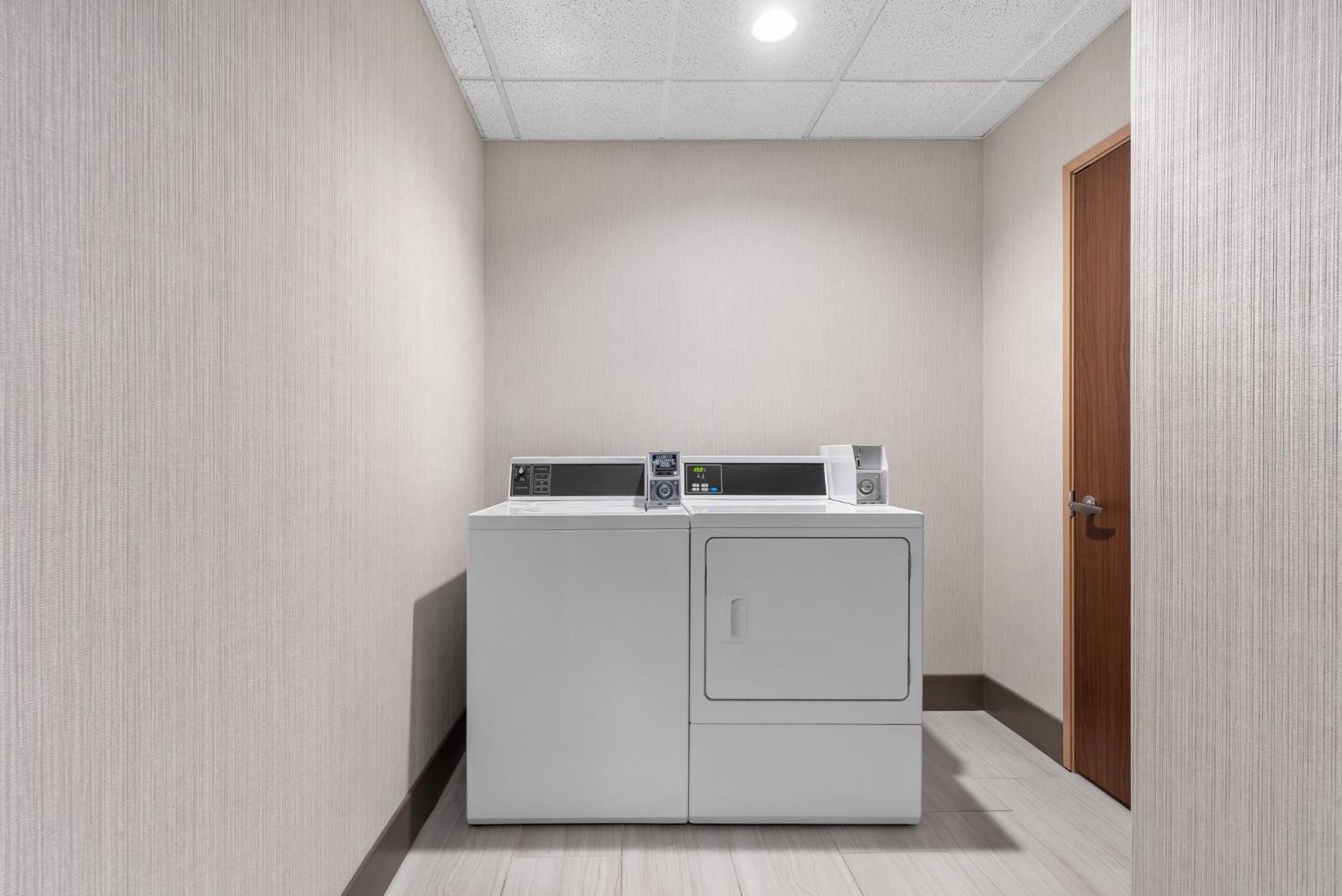Holiday Inn Express Hotel & Suites Coralville By Ihg Extérieur photo
