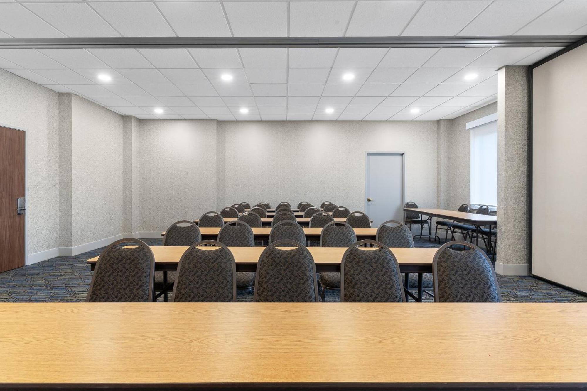 Holiday Inn Express Hotel & Suites Coralville By Ihg Extérieur photo