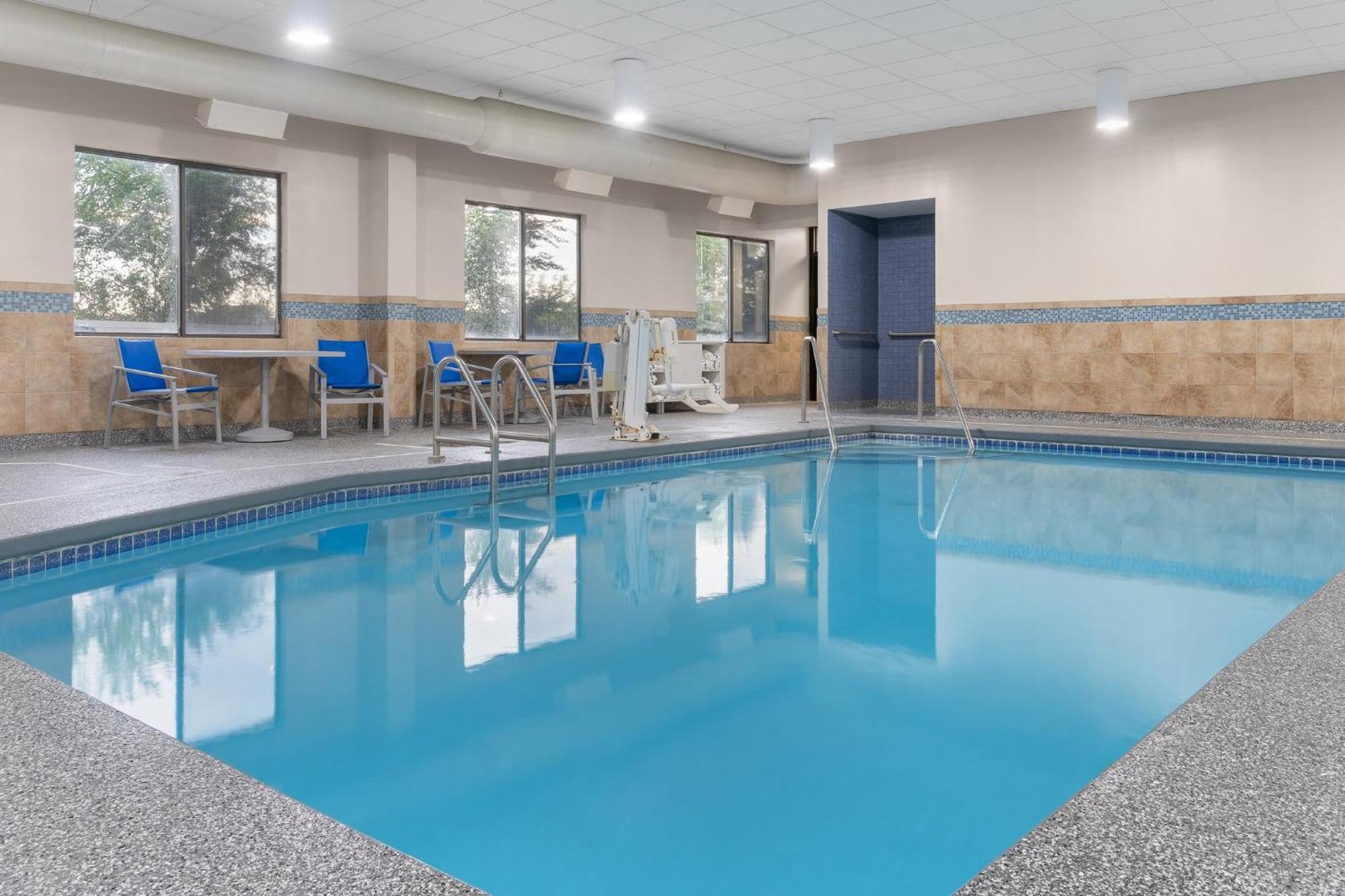 Holiday Inn Express Hotel & Suites Coralville By Ihg Extérieur photo