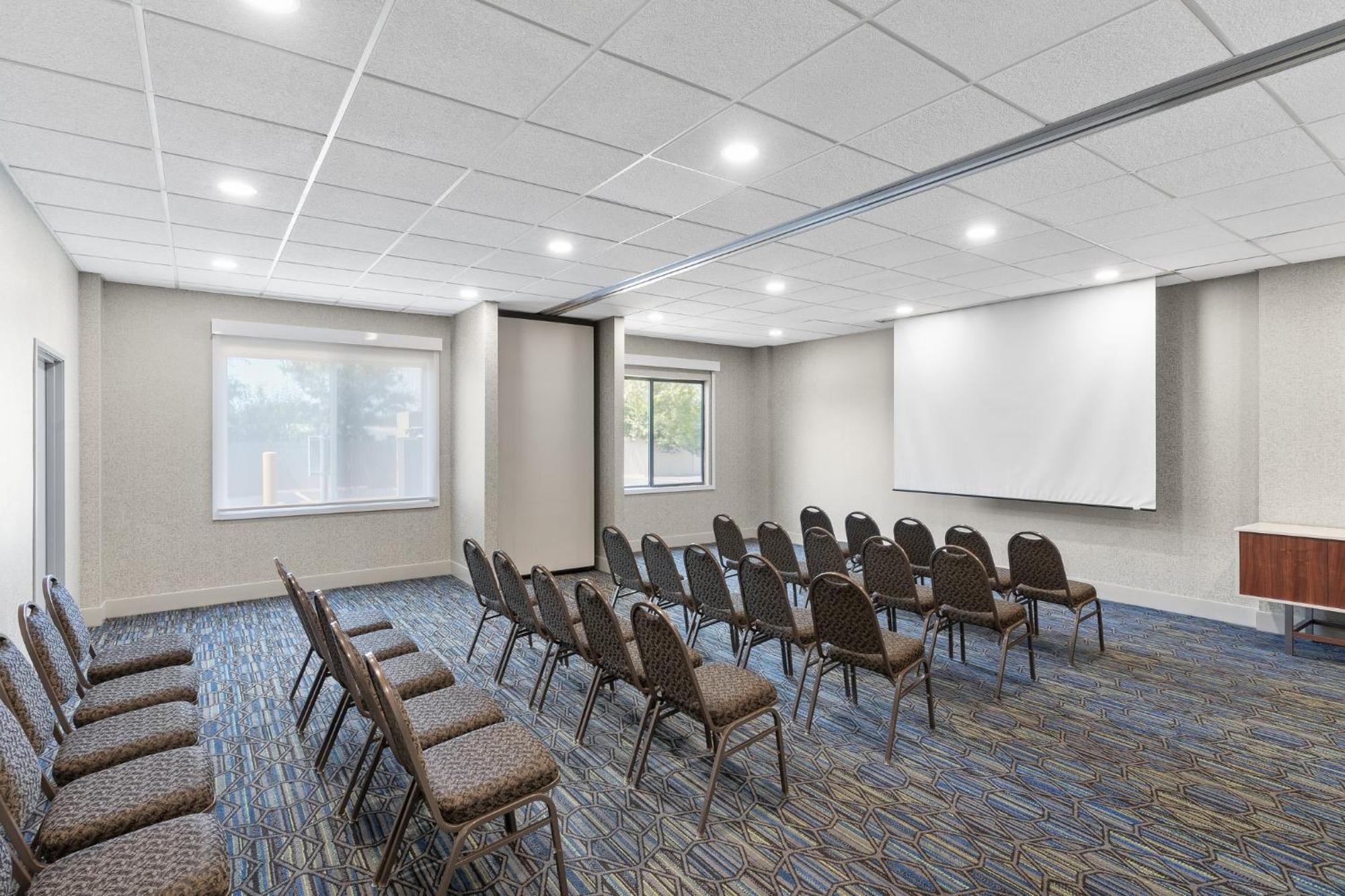 Holiday Inn Express Hotel & Suites Coralville By Ihg Extérieur photo