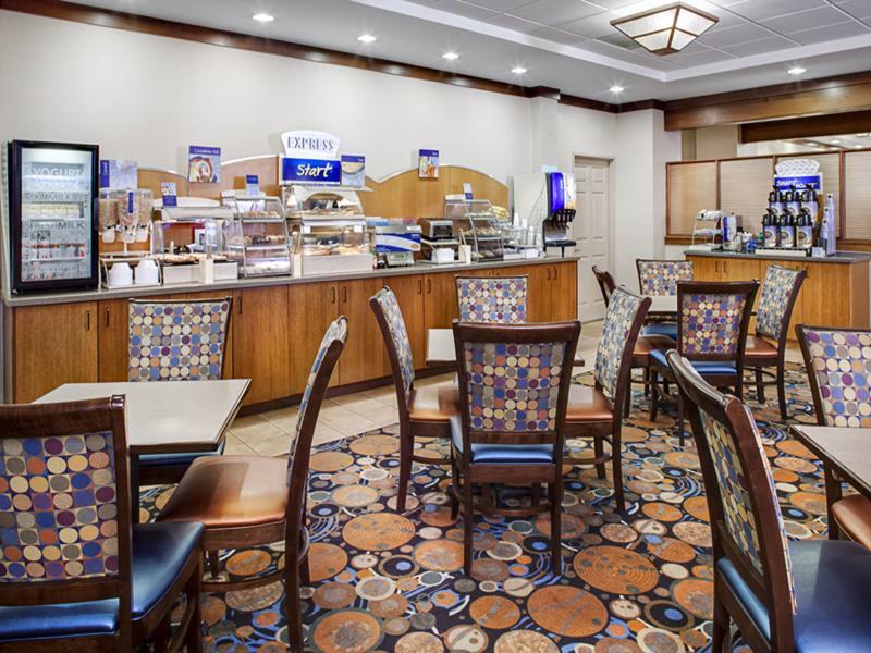 Holiday Inn Express Hotel & Suites Coralville By Ihg Extérieur photo
